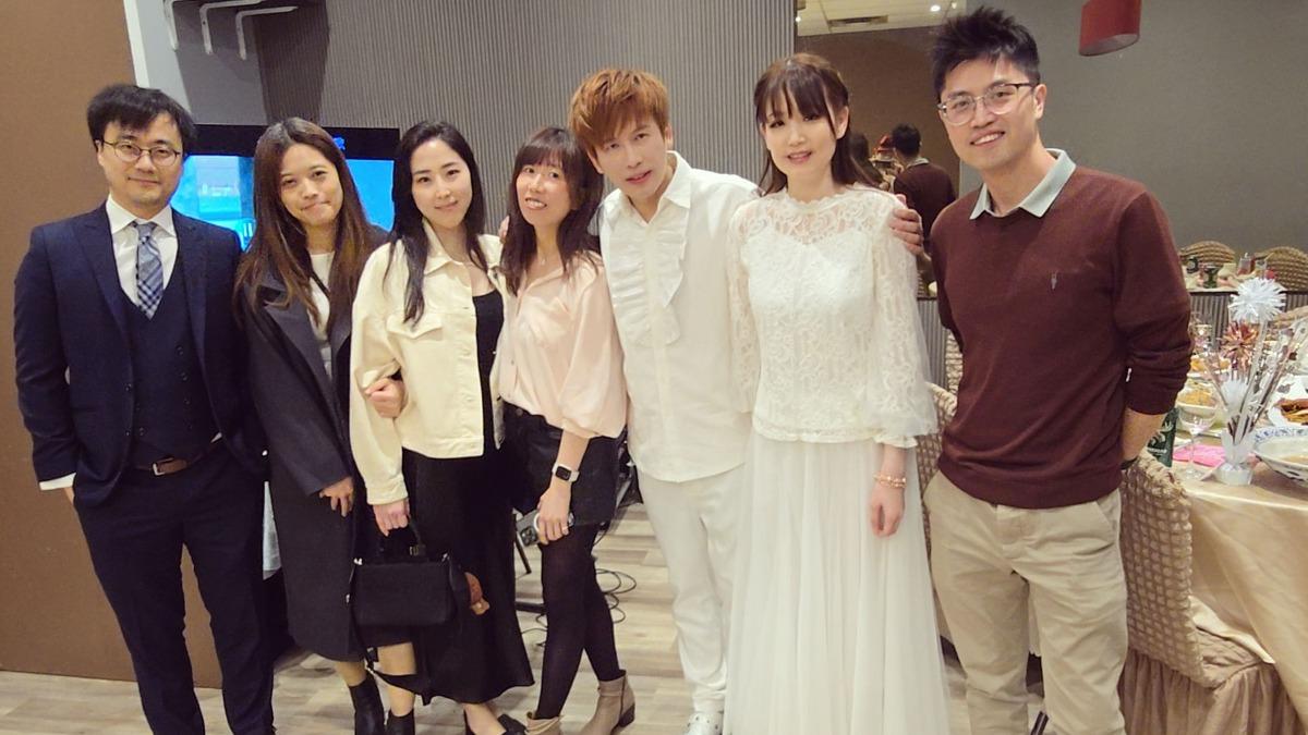 陳昶均和老婆在加拿大補請喜酒,邀大學同學同樂。(圖/欣代唱片提供)