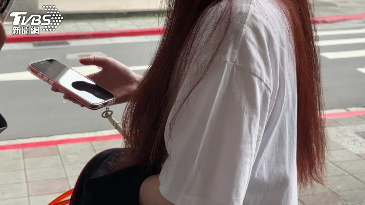 Ａ小姐指控到中山商圈某名店試穿衣物，懷疑更衣間內被監視器拍到。（圖／TVBS）