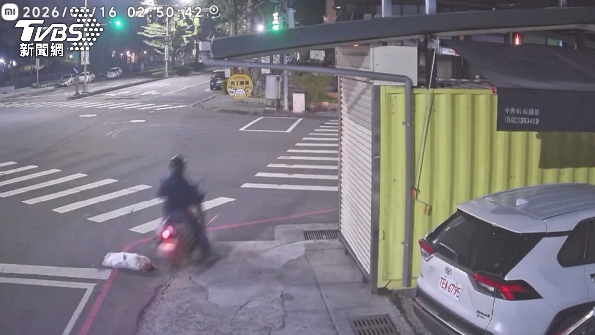 獨家影音/凌晨偷丟廚餘包!台中清潔員「騎車踢落就跑」 住戶怒調監視器抓人。(圖/TVBS)