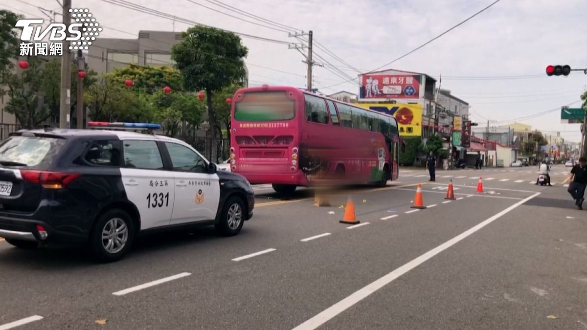 事發前有一輛遊覽車違停在路邊讓學生上車,由於車身較大占據車道,一度被質疑是間接釀成悲劇的原因之一。(圖/TVBS)