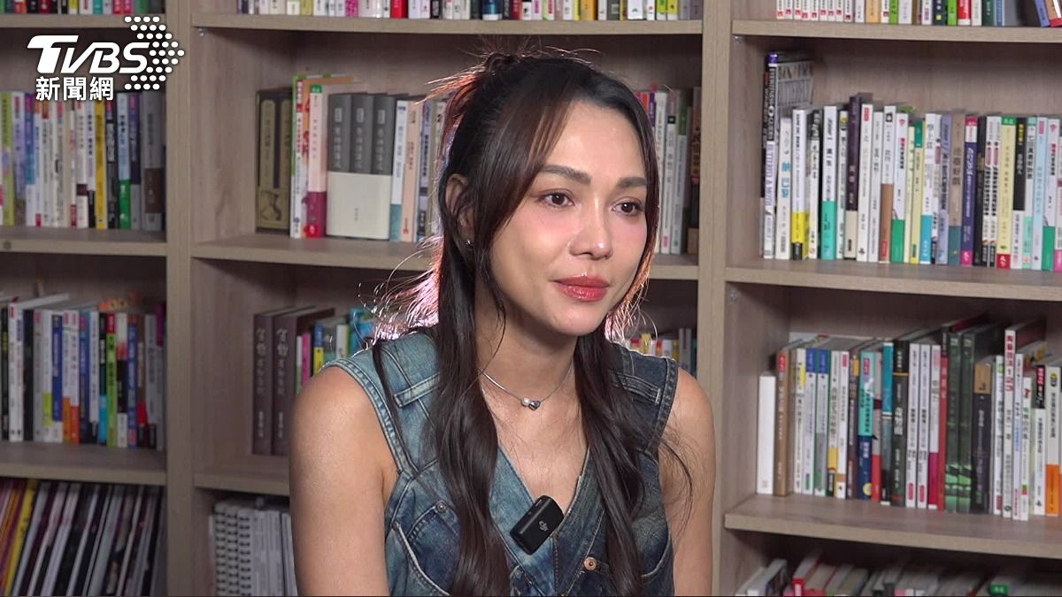 歌手林采欣接受TVBS專訪。(圖/TVBS)