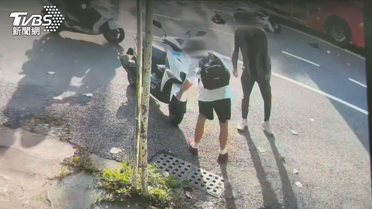 監視器也拍到,女大生撞到人後把車停在路邊,先是關心車子狀況,接著向遊覽車司機講述事發狀況。(圖/TVBS)
