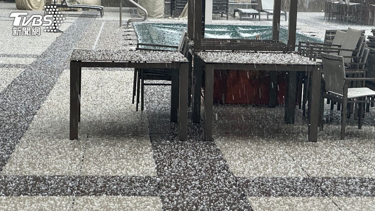 美國密蘇里州降下冰雹雨,砸壞多輛汽車車窗。(圖/達志影像美聯社)