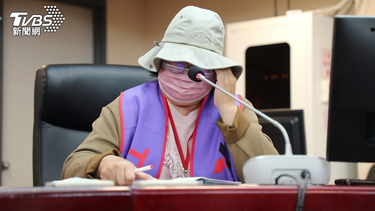 江小姐指控曾經連續上班12天、每天工作14小時,但卻沒有領到加班費。(圖/TVBS)