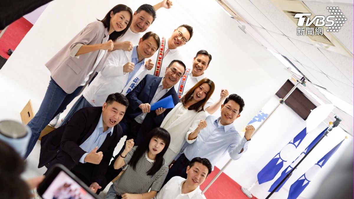 李四川近來陸續與黨籍議員參選人合拍定裝照。（圖／李四川競辦提供）