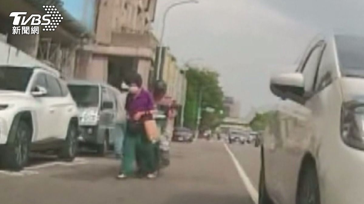 台中連2車禍 單車婦遭輾斃 路人遭撞重摔。(圖/民眾提供)