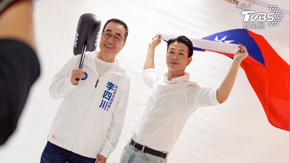 「理工男」形象強烈的李四川，展現「工程職人」本色，與29區議員合拍拚建設。（圖／李四川競辦提供）