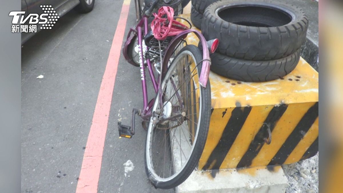 疑轉彎和車碰撞 72歲單車婦遭輾送醫不治。(圖/TVBS)