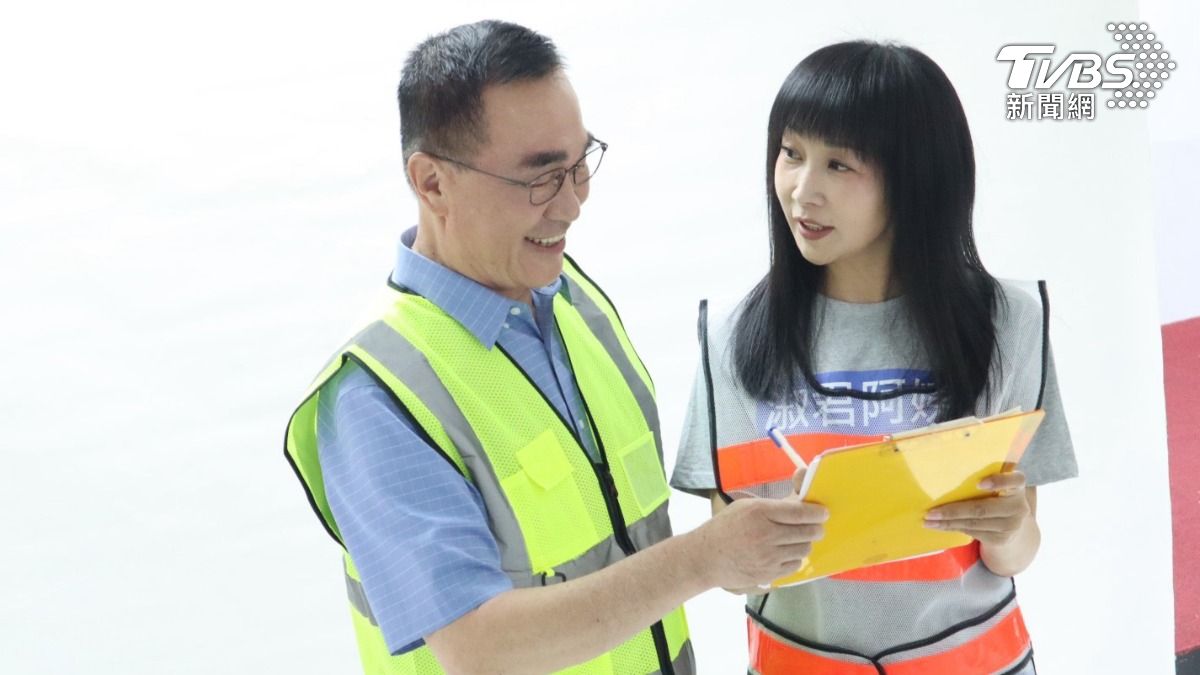 李四川近來陸續與黨籍議員參選人合拍定裝照。（圖／李四川競辦提供）