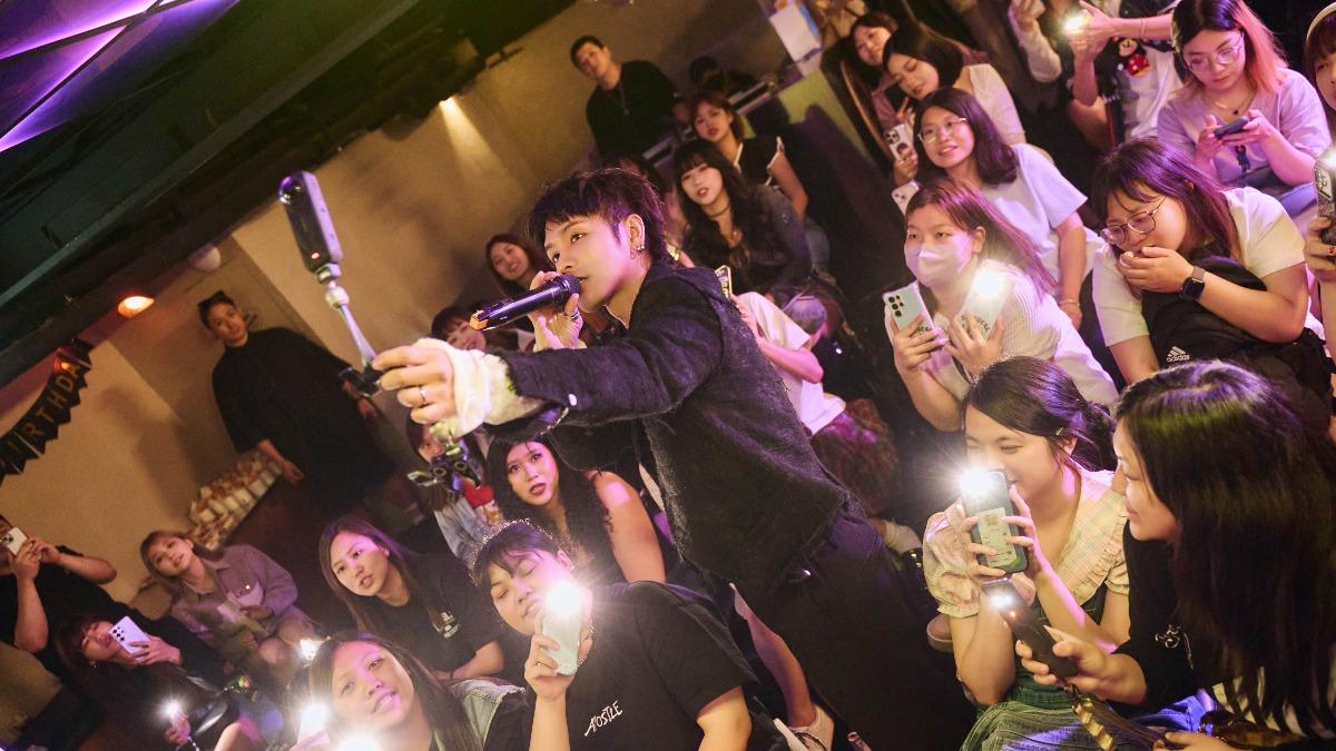 鼓鼓搶先演唱新歌給粉絲聽。(圖/相信音樂提供)