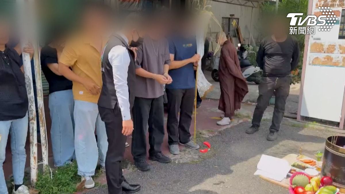 女警魂斷,家屬下午悲痛重回現場招魂,但過程卻相當不順利,連連笑筊,哥哥承諾「照顧爸媽」才獲允筊 家屬哭成一片。(圖/TVBS)