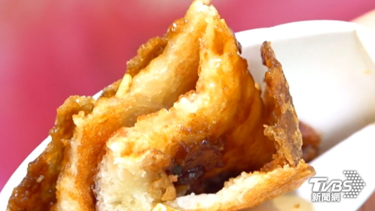 兩面金黃的糖餅，黑糖更有加肉桂來調味。（圖／TVBS）