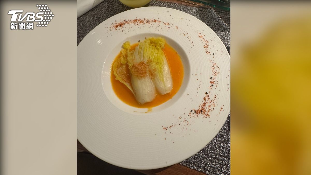 消費1萬6千多元,八道菜就包含娃娃菜濃湯、竹筍排骨及水果,讓全家人抱怨吃個空虛。(圖/TVBS)