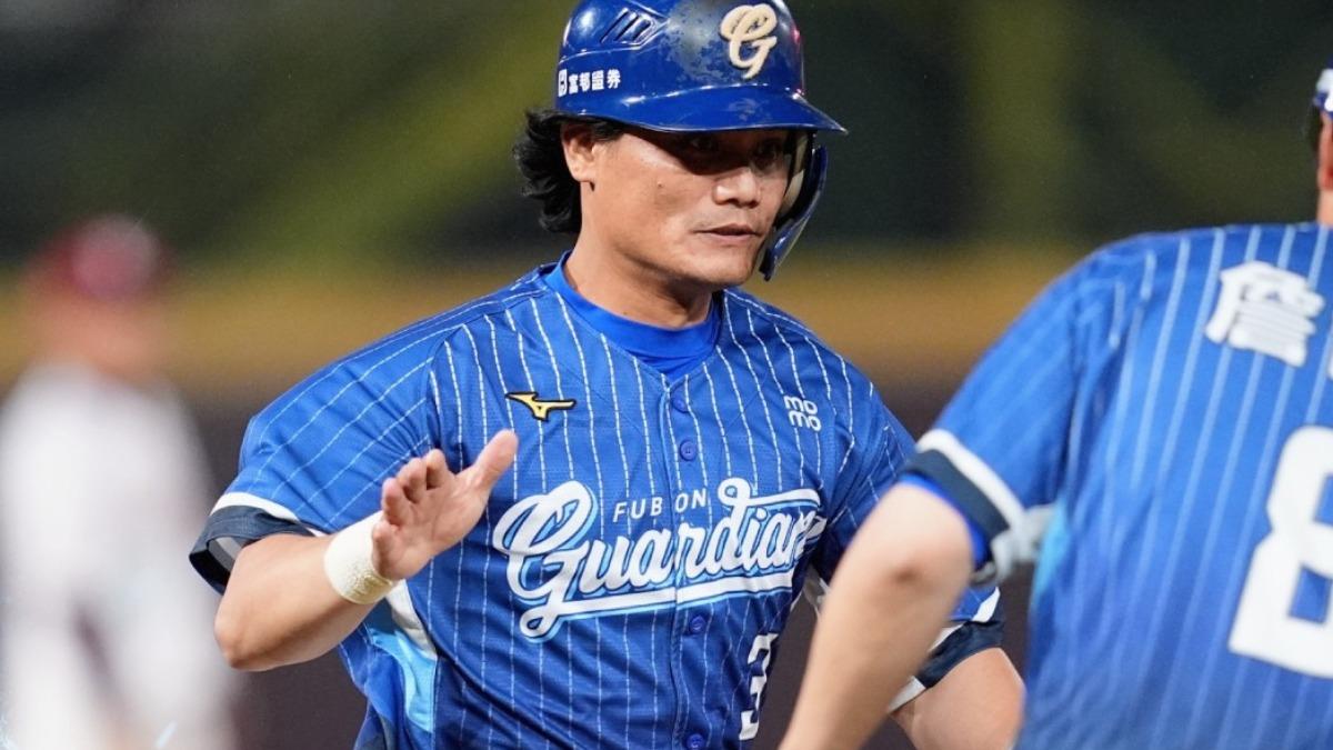 中職／19年首次！王勝偉扛「先發4棒」　創中職第5年長