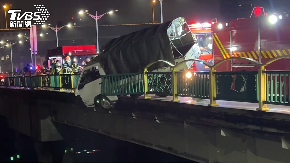 小貨車酒駕自撞懸空卡橋上!駕駛受困 「備用輪胎」救他一命