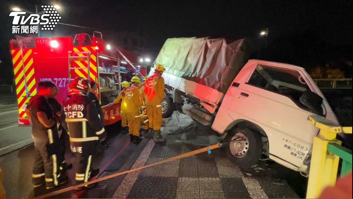 先以繩索將車輛固定,確保車身穩定後,再進入車內將受困駕駛救出。(圖/TVBS)