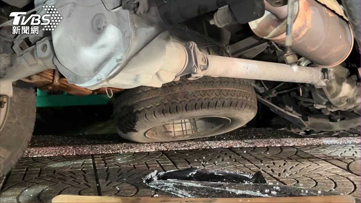 車底的備用輪胎,剛好緩衝了車輛向前衝撞的動力,救了駕駛一命。(圖/TVBS)