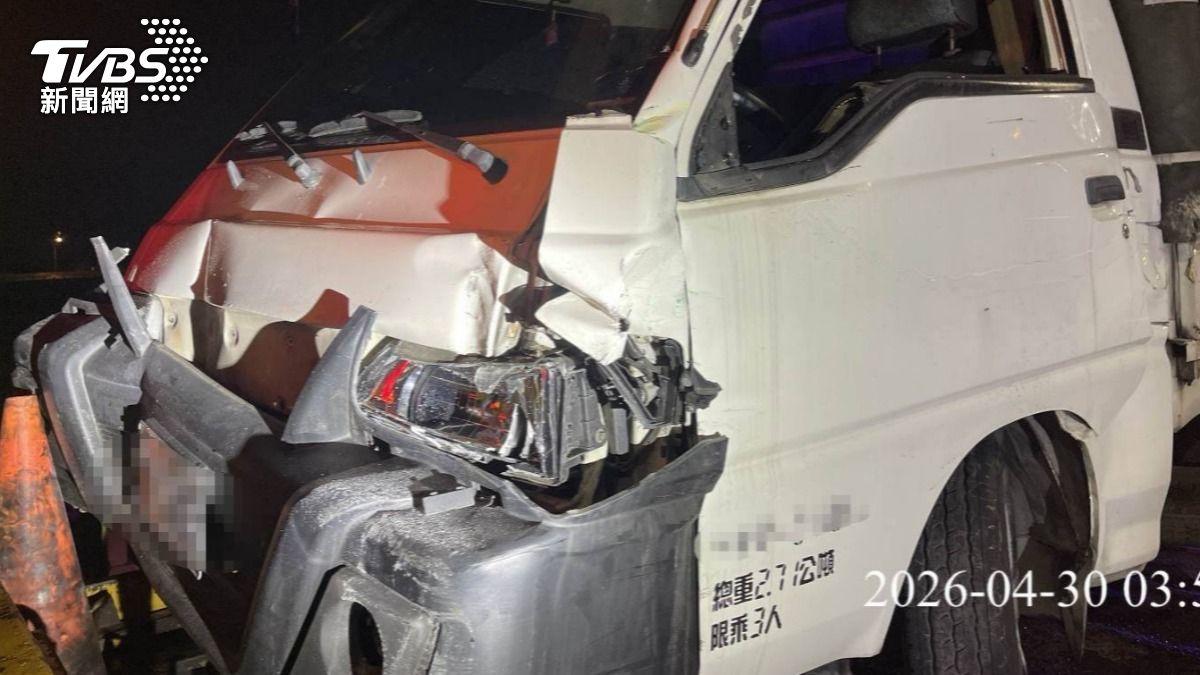 小貨車頭全毀。（圖／TVBS）