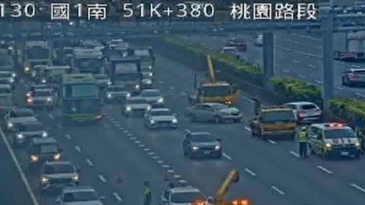 國一桃園段連環追撞！大客車失控猛撞波及3車　4人傷