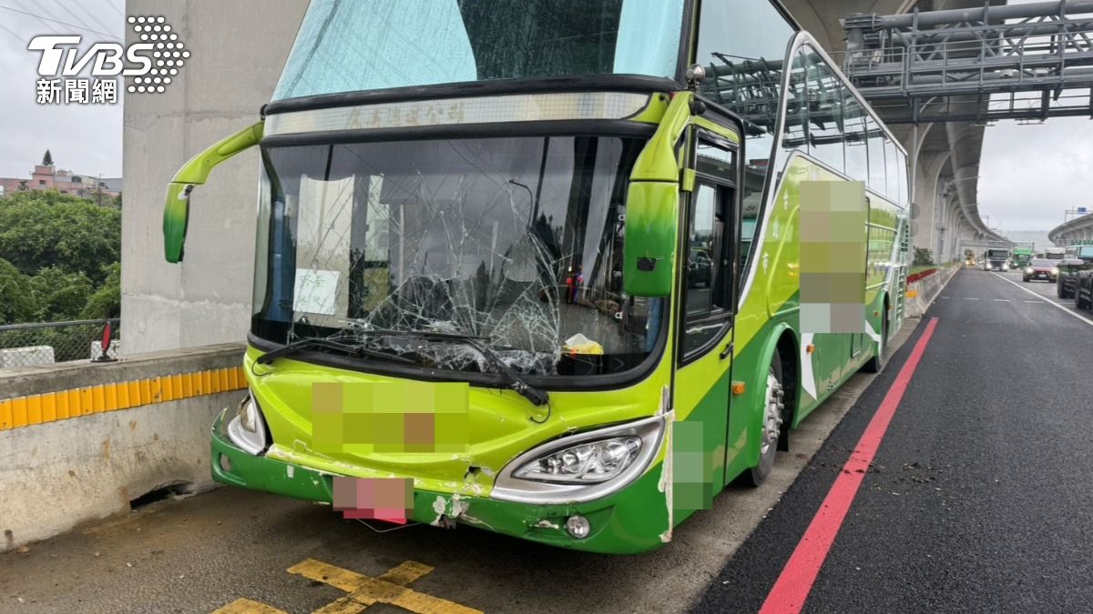 大客車追撞前車，導致三車受到波及。（圖／TVBS）