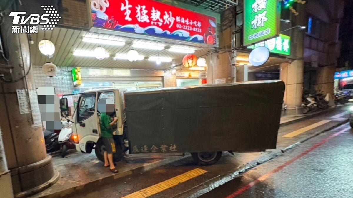 中和小貨車打滑失控衝上人行道 8機車遭殃慘況曝