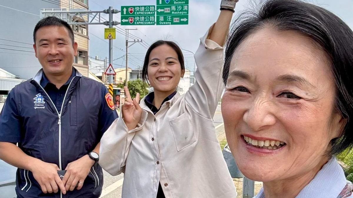 女警鄭詠心遭輾亡，譚艾珍親赴靈堂上香。（圖／翻攝自譚艾珍臉書）
