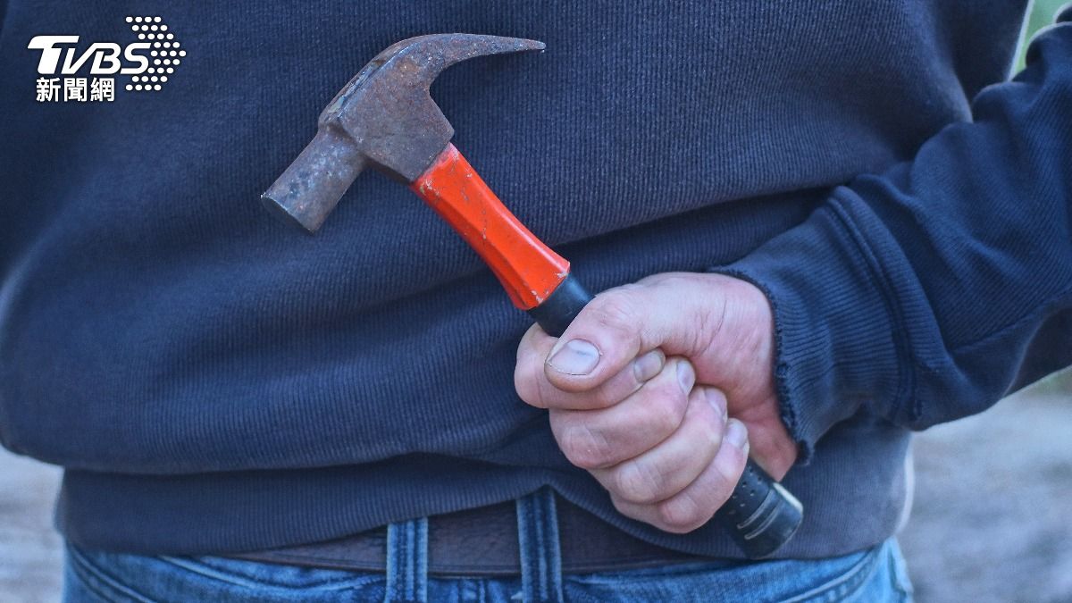 嫌犯手持鐵鎚攻擊2名高中生後躲進屋內。（資料圖／達志影像Shutterstock）