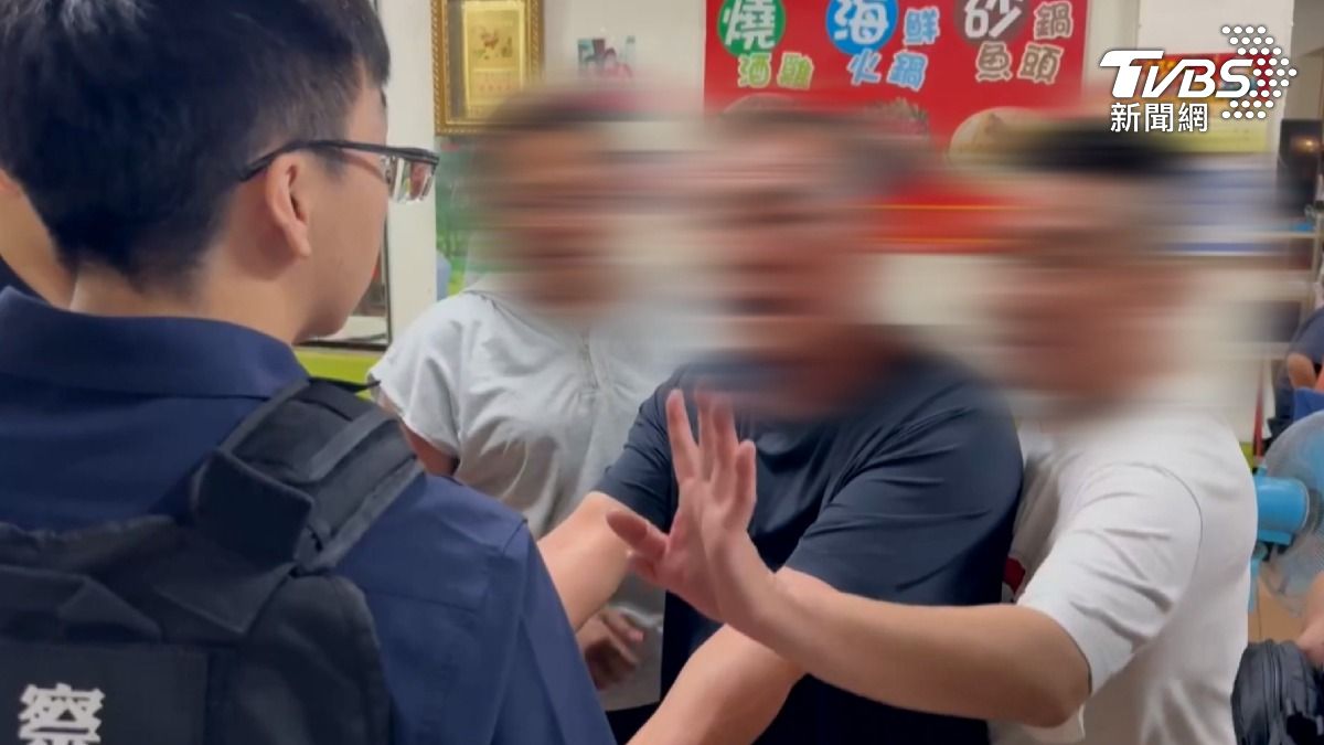 警方獲報到場時,賴俊傳仍處於酒醉狀態,情緒相當激動,甚至與員警發生口角衝突。(圖/TVBS)