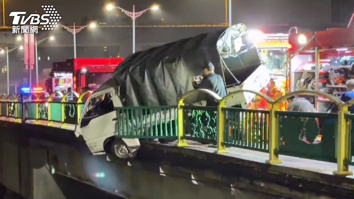 小貨車自撞橋懸空!36歲男「險墜10公尺」獲救 酒測值0.84。(圖/TVBS)