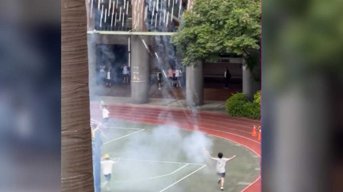 學生在校內施放煙火,其他同學認為,當下沒有對著人群,事前應該也有了解到危險性。(圖/拍攝學生提供)