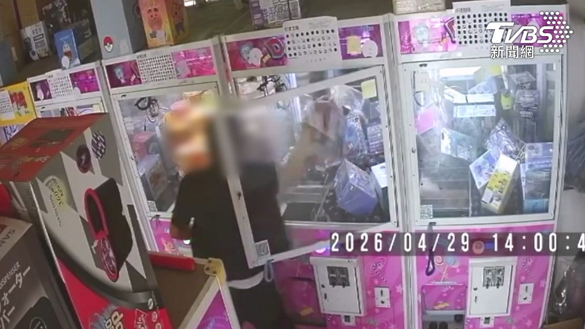 娃娃機台主忘拔鑰匙！男「開門抱走商品」遭函送　苦主1舉動恐觸法。(圖／TVBS)