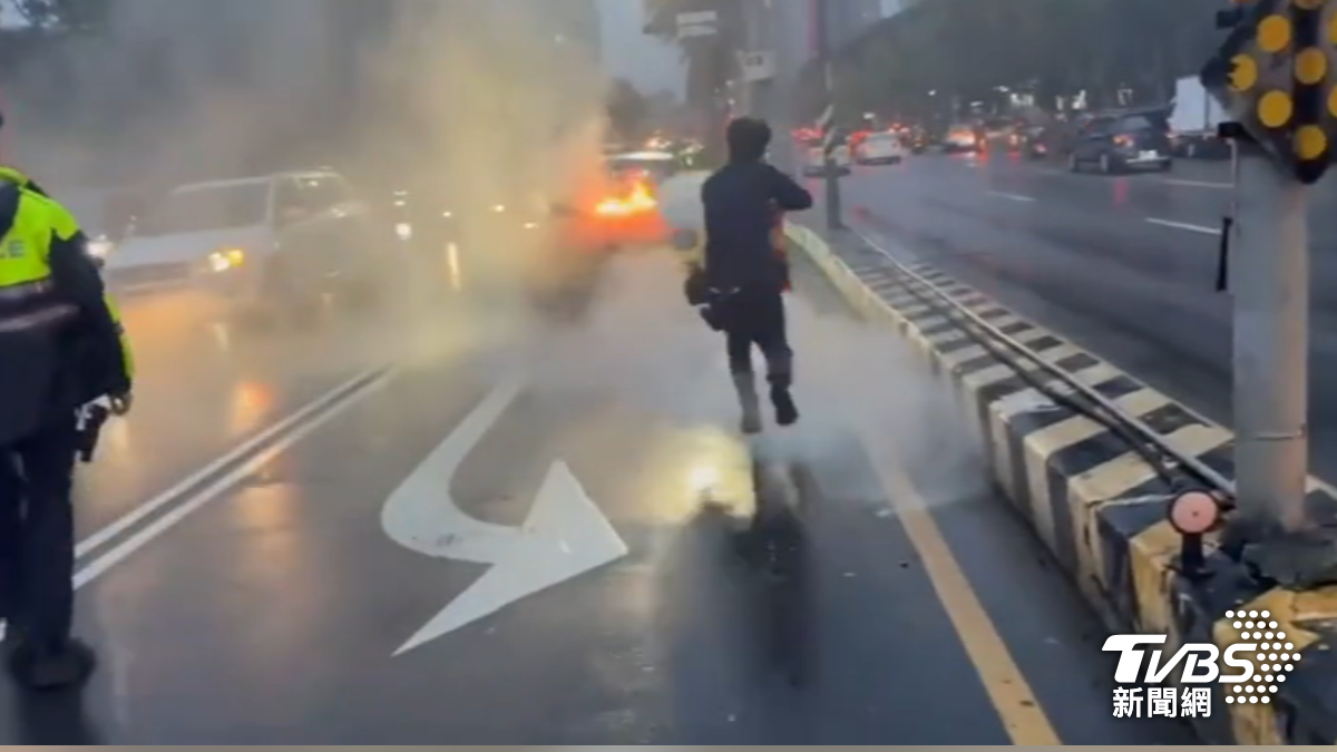 警持派出所滅火器支援滅火。(圖/TVBS)