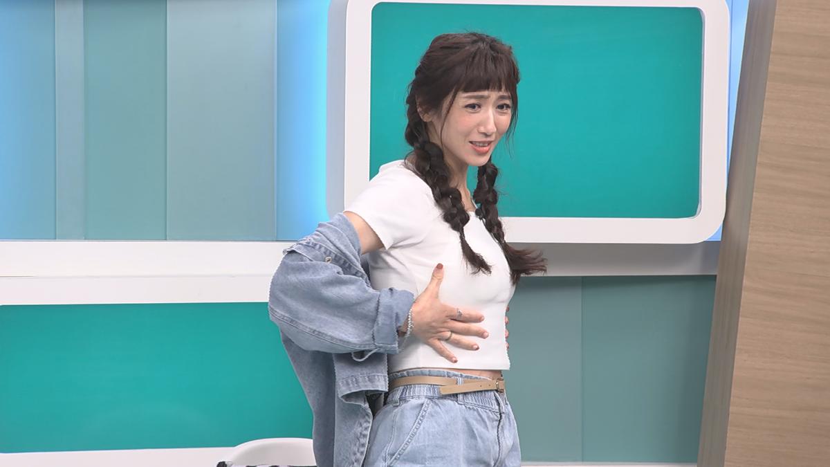 蔡允潔展示昔日美胸女神32F的好身材。(圖/和展影視提供)