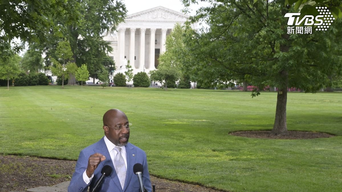 美國民主黨參議員華諾克（Raphael Warnock）憤怒譴責。（圖／達志影像美聯社）