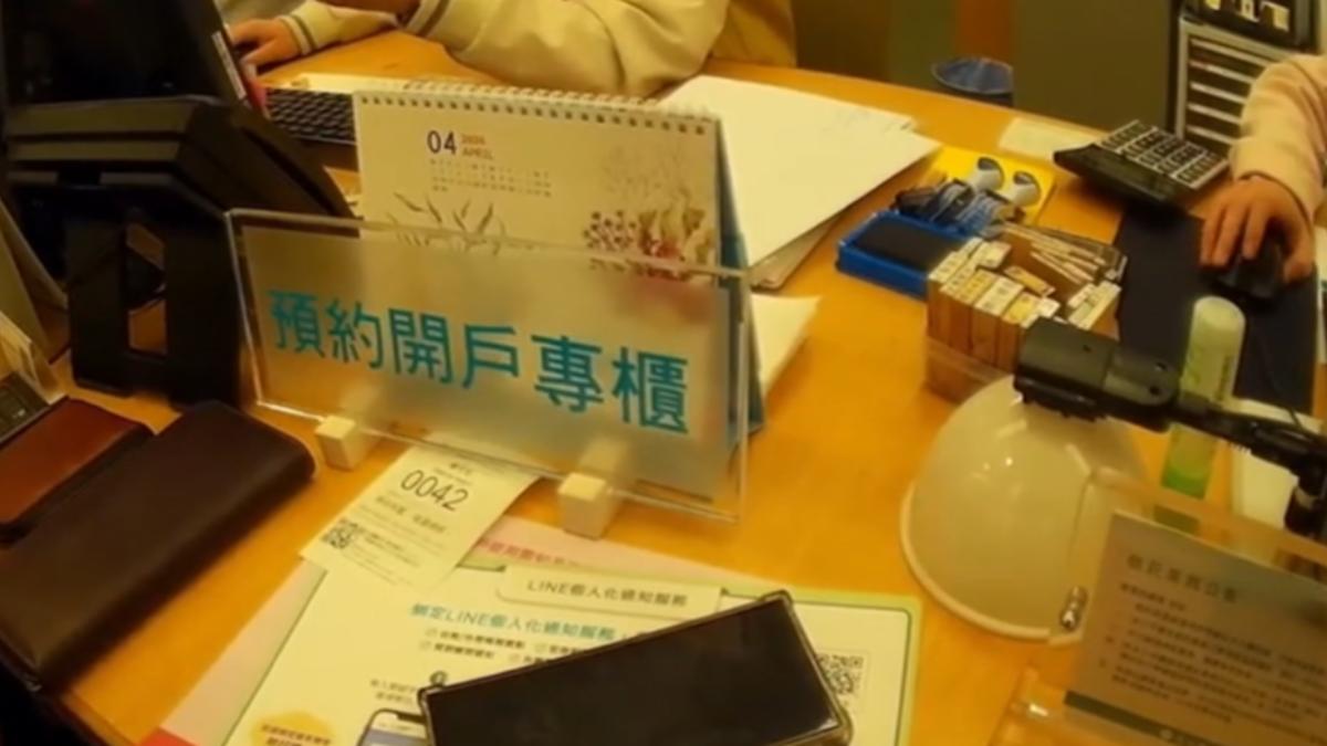 詐團以「需要實名認證」為由，一步步誘騙老翁操作網路銀行。（圖／TVBS）