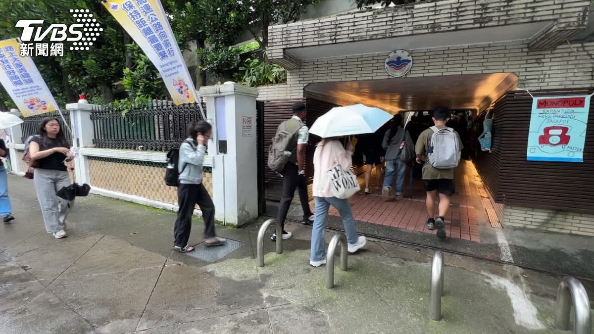銘傳大學門禁時間,從深夜11點到隔天清晨6點。(圖/TVBS)