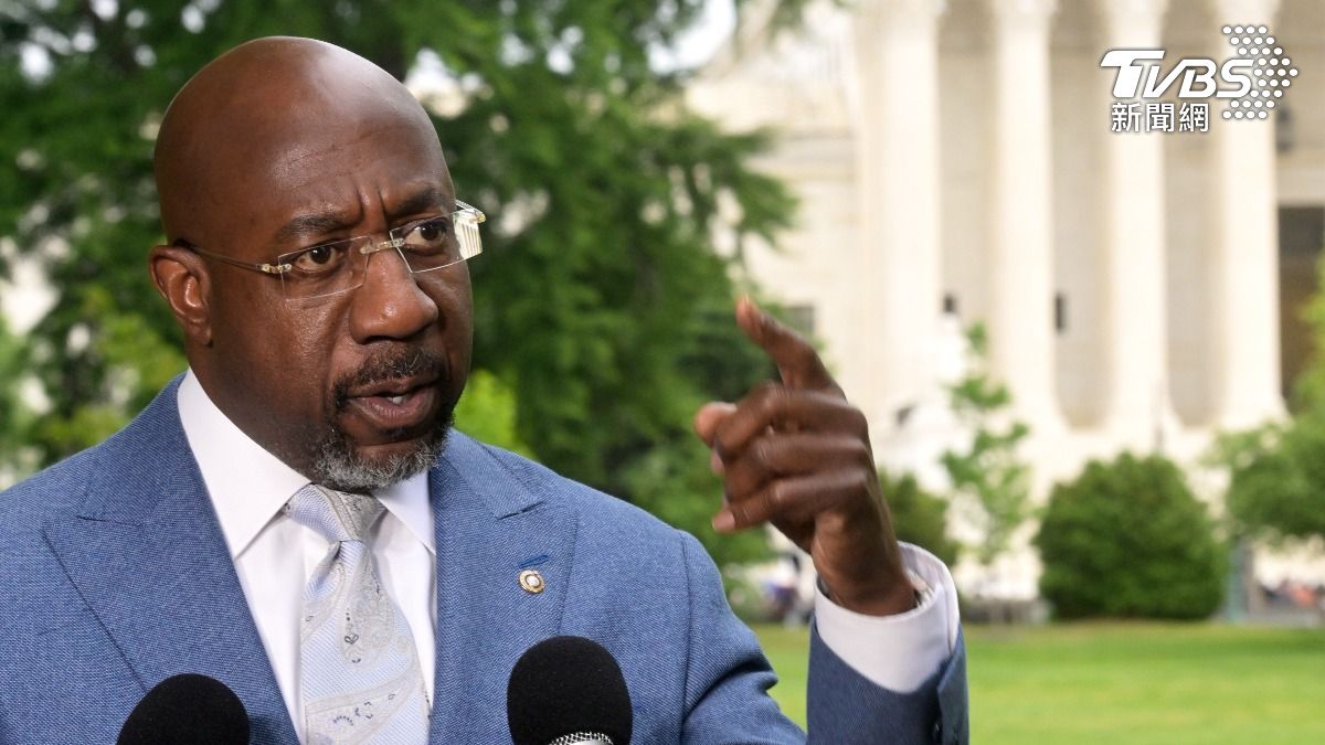美國民主黨參議員華諾克（Raphael Warnock）憤怒譴責。（圖／達志影像美聯社）