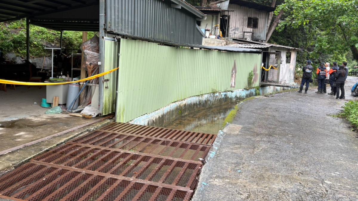 現場位於山區,周遭住戶表示昨日就見火光。(圖/翻攝畫面)