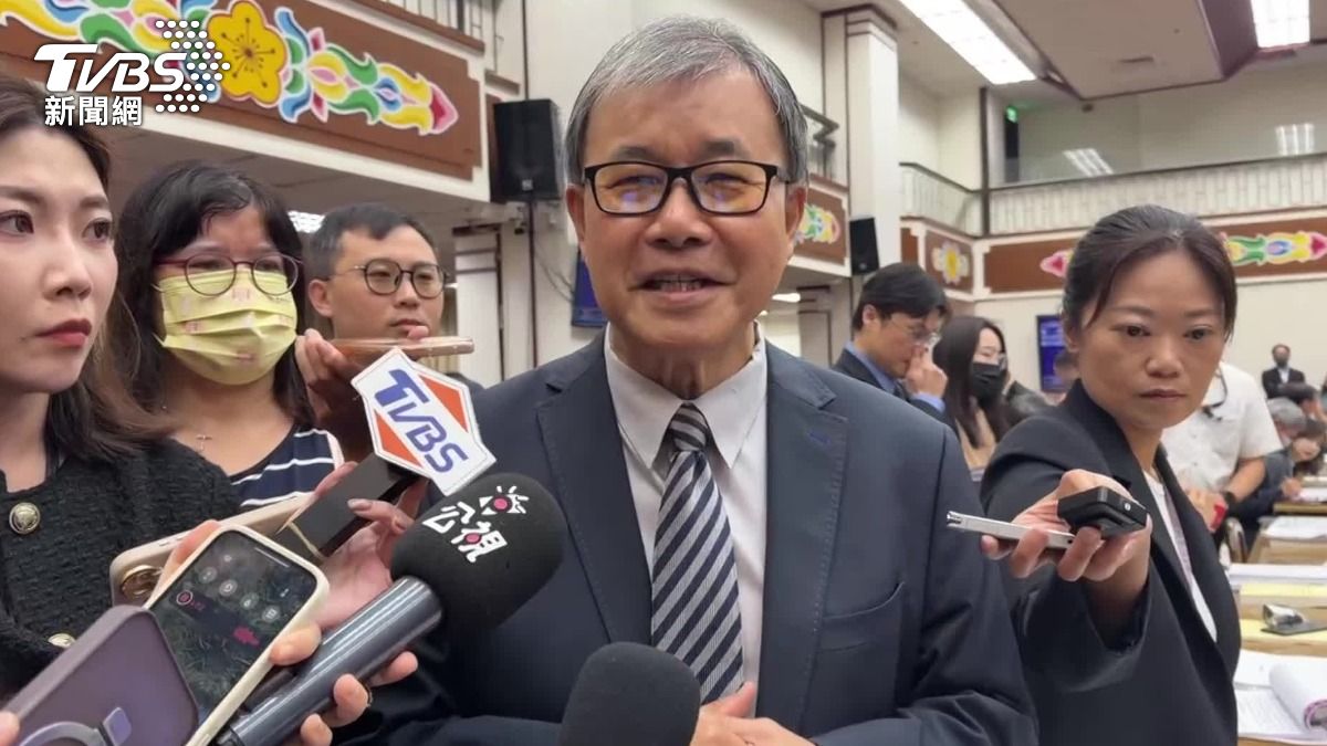 教育部長鄭英耀認為解決宿舍宵禁問題不困難。(圖/TVBS)