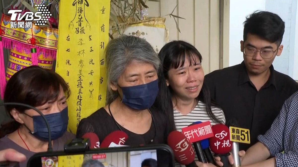 女警家屬悲痛受訪，盼網友可再提供其他角度監視器。（圖／TVBS）