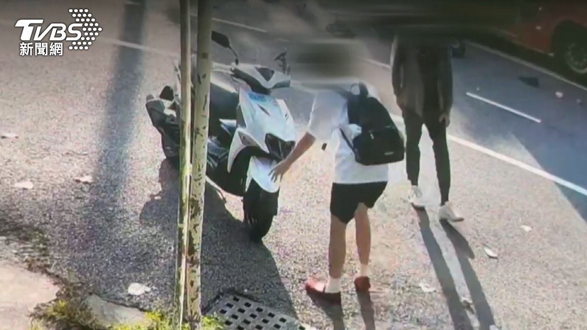 家屬對於女大生當下只顧自己的車損深感不滿,後續到殯儀館更是毫無歉意。(圖/TVBS)