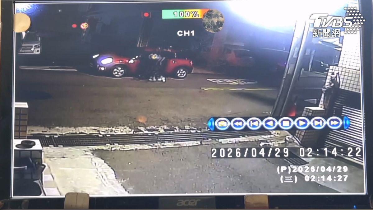 女街頭暴打男10分鐘!「從有衣服打到沒」扭倒在地續毆。(圖/TVBS)