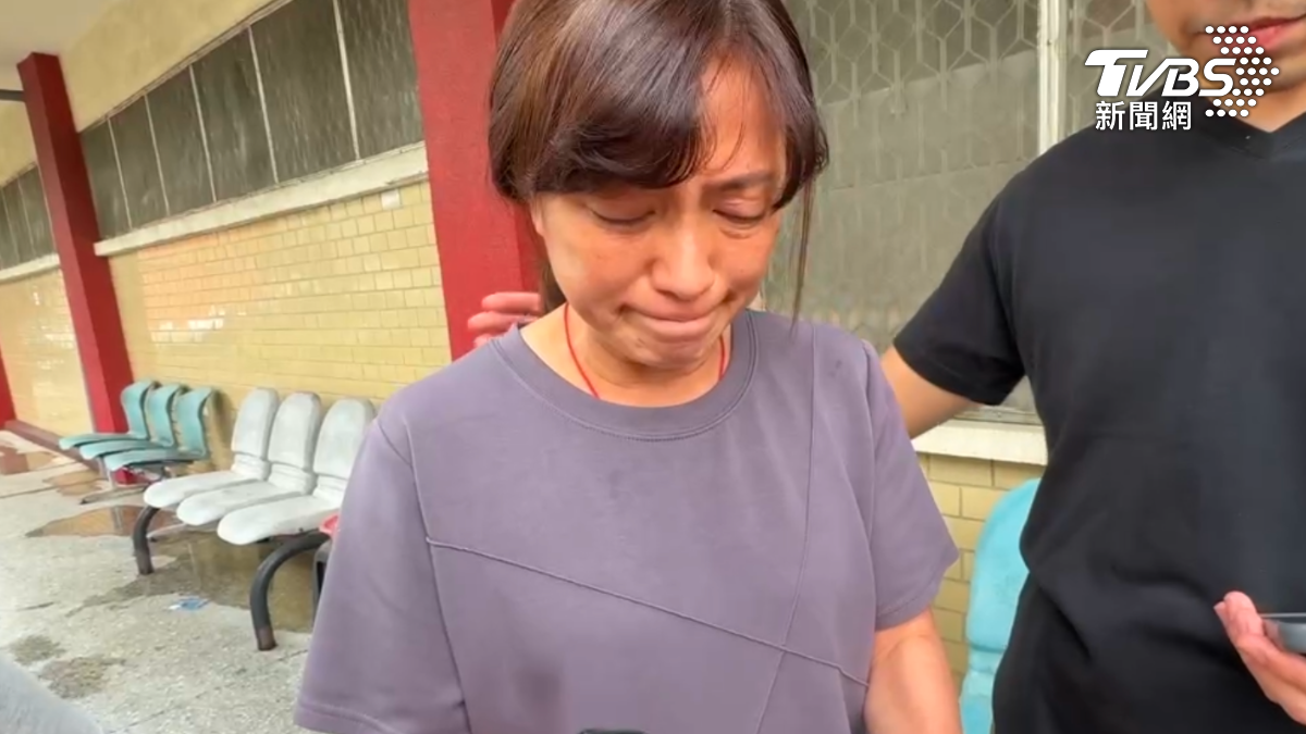 鄭姓女警婆婆心痛落淚，遺憾表示「緣分太短」。（圖／TVBS）