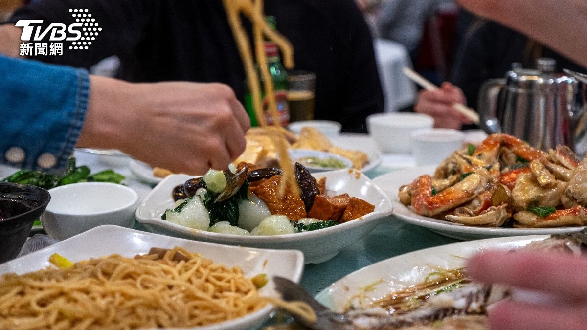 聚餐易變胖？研究曝「進食量暴增44％」　婚後女性更明顯