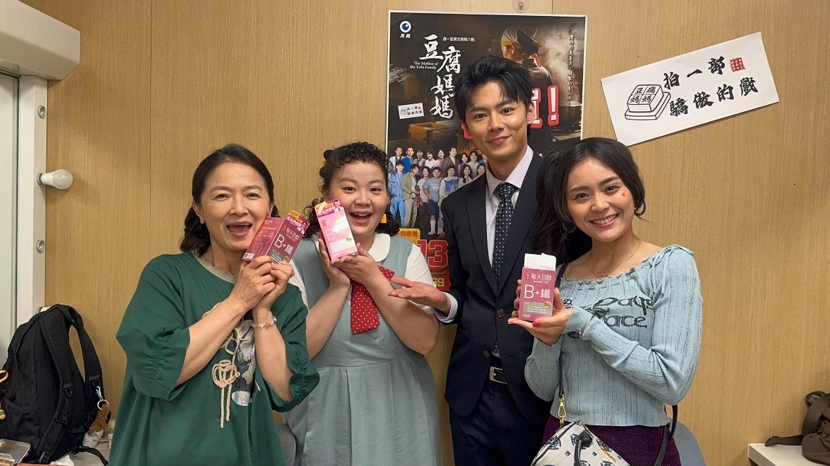 羅子惟趁勞動節前,送保健品給謝瓊煖、宮美樂、方琦。(圖/民視提供)