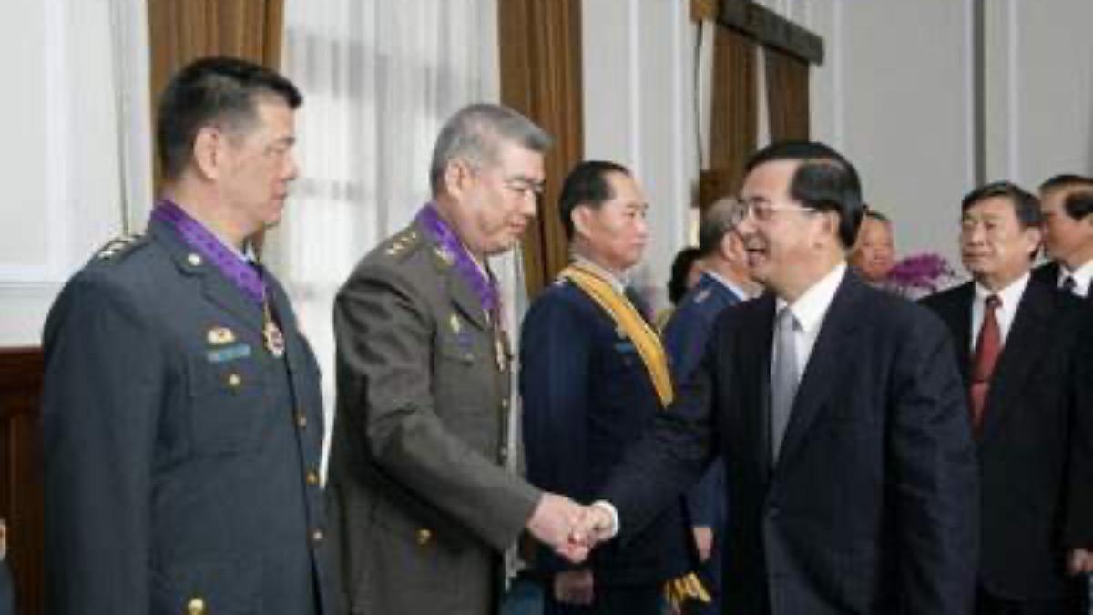 陳水扁在任總統期間，曾主持晉任二級上將暨授勳典禮，在當中大力稱讚季麟連（與陳水扁握手者）。（圖／翻攝自總統府官網）