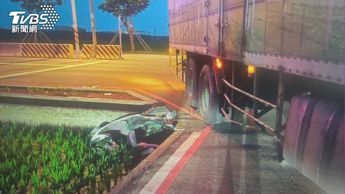 有片/雲林死亡車禍!大貨車內輪差擦撞機車 婦人慘摔遭輾斃