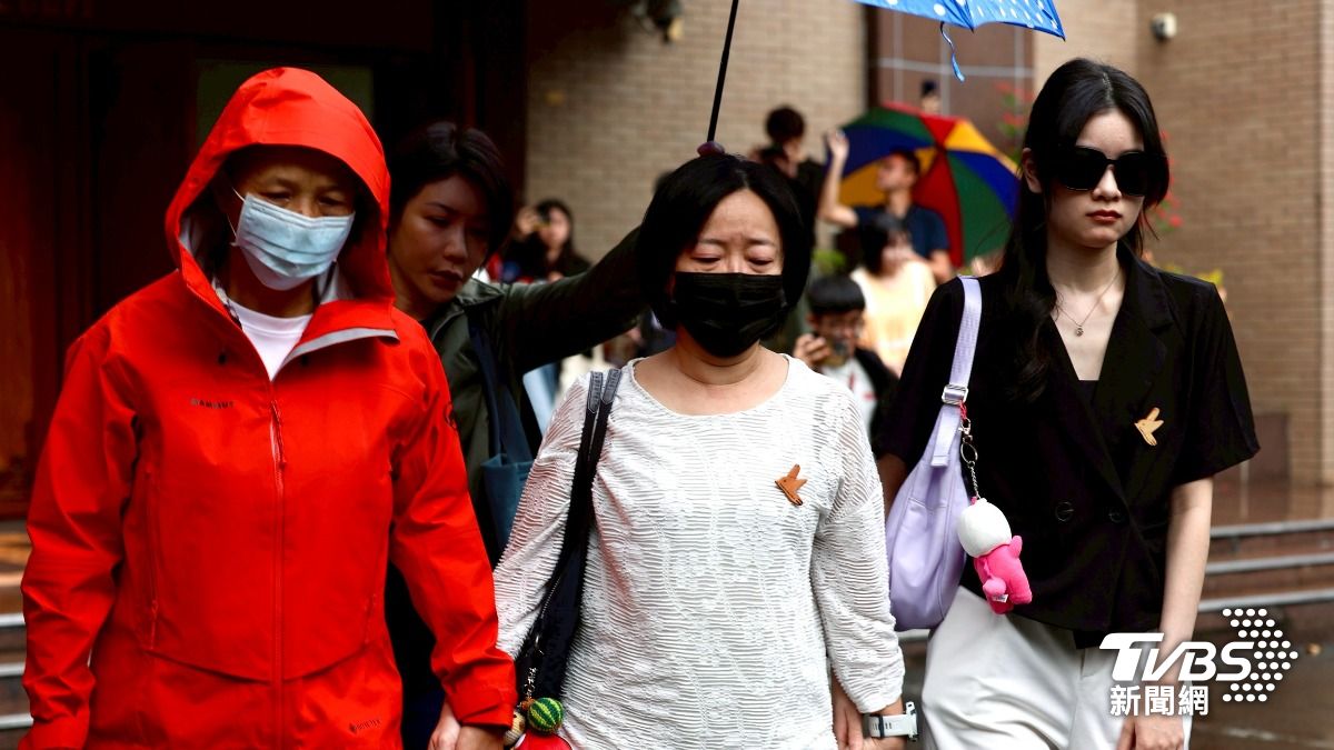 遭殺害梁姓技術長遺孀與女兒面色凝重步出法庭。(圖/華子琛攝)