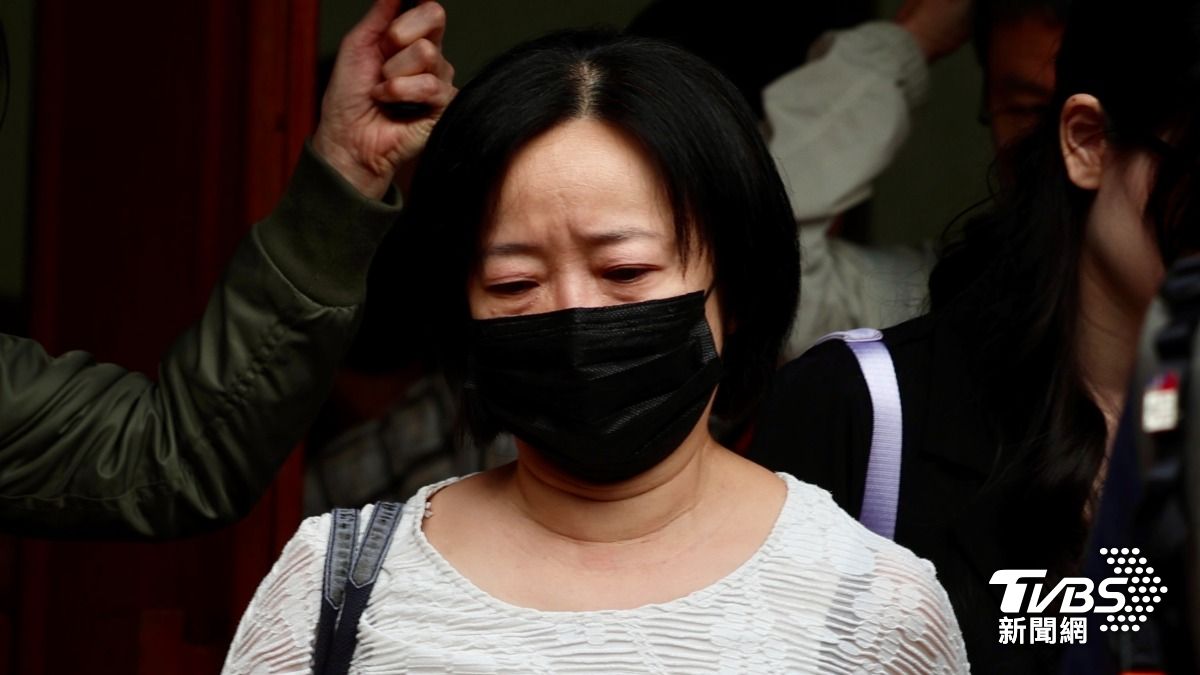 遭殺害梁姓技術長遺孀面色凝重步出法庭。(圖/華子琛攝)