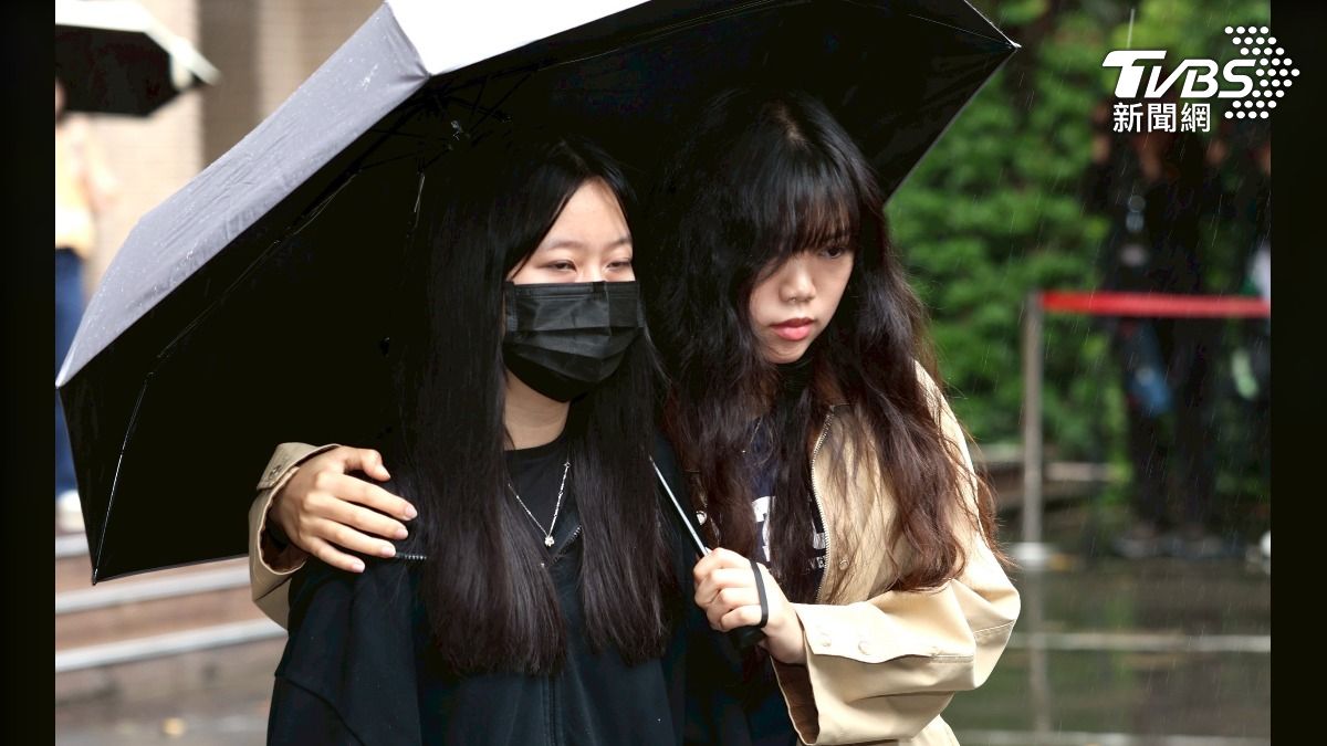 梁姓技術長的親友。(圖/華子琛攝)